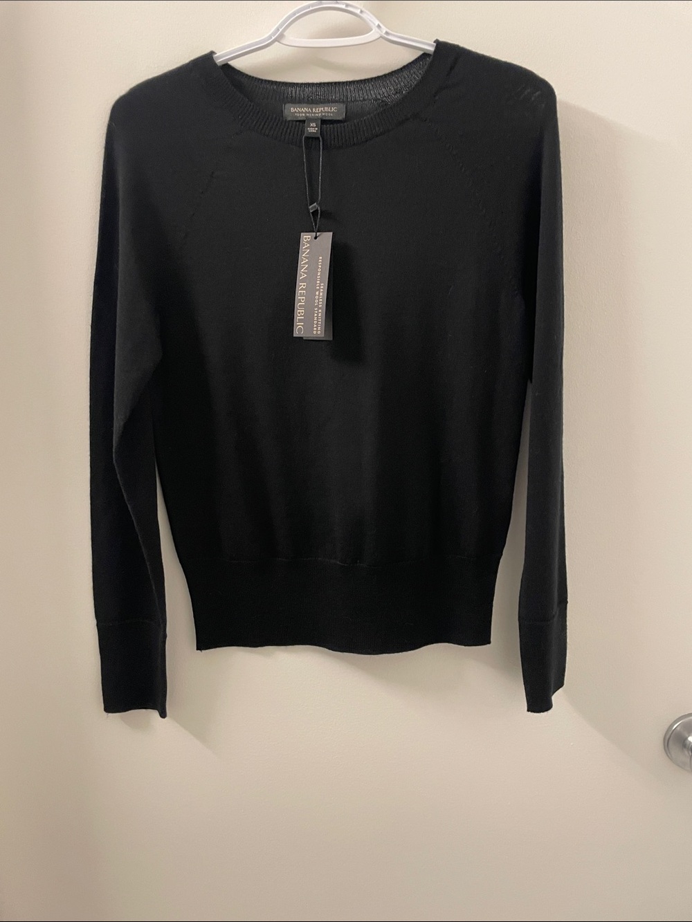 Banana Republic Women’s Black Crewneck Lightweight Sweater 100% merino wool. NWT